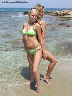 ugotitflauntit.com/08027 Bonnie and Karina_1280highres/015.jpg