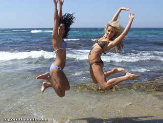 ugotitflauntit.com/08024 Andrea and Kirsti_1280highres/022.jpg